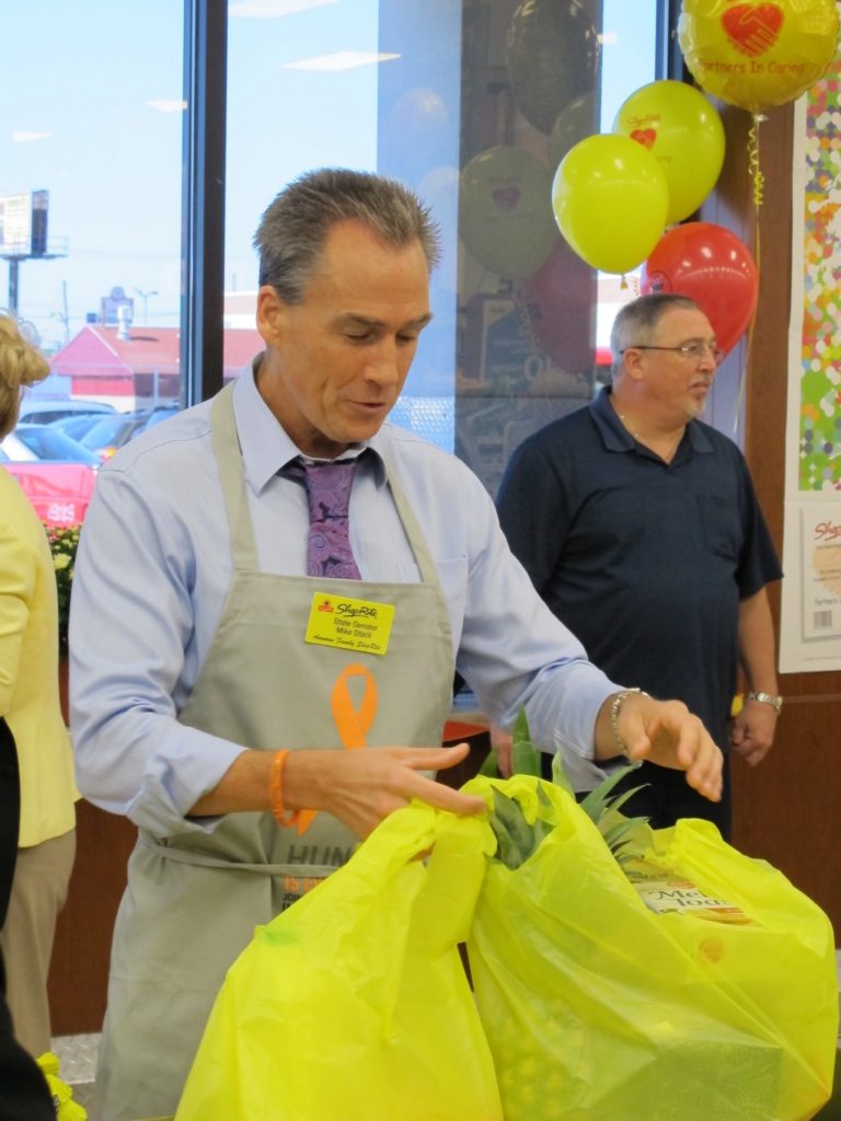 Local politicians help bag hunger