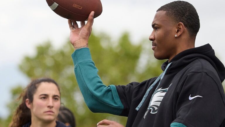 DeVonta-Smith-Commits-Eagles-Supports-NFL-Expansion-Madrid_FI